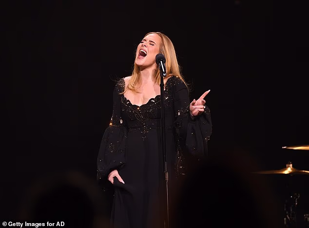 Nakon što je završila rezidenciju u Las Vegasu u studenom 2024., pjevačica (37) je izašla iz središta pozornosti. Sada su upućeni progovorili o tome kako se Adelina nova karijera kreće