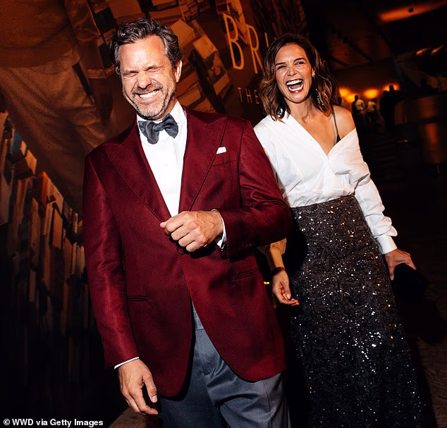 Elegantan izlazak došao je samo dan nakon što je Holmes imao zabavnog susreta s kolegom iz Dawson¿s Creeka Joshuom Jacksonom na projekciji filma Brunello: The Gracious Visionary