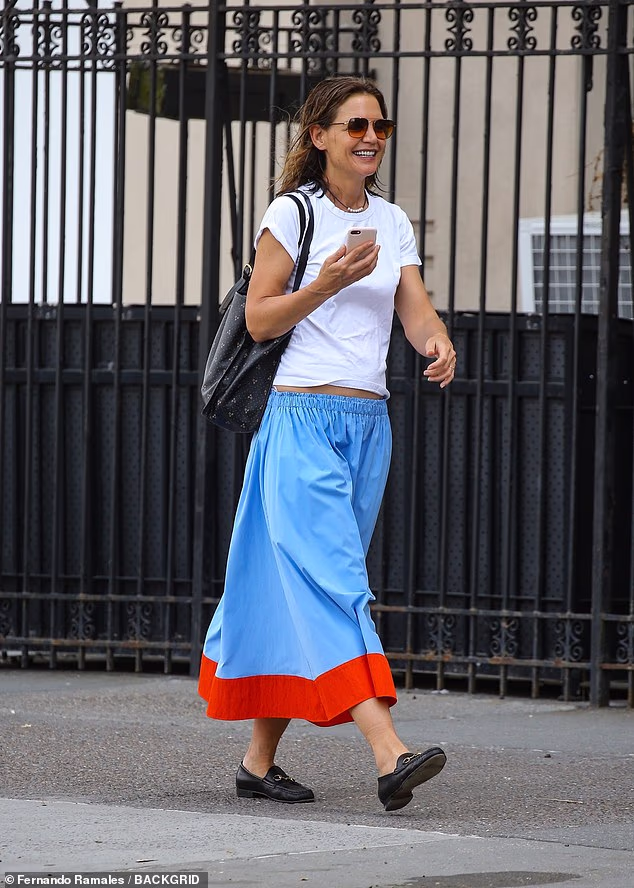 Činilo se da čak i njezina skromna ogrlica s perlama kanalizira mladenačku vibru