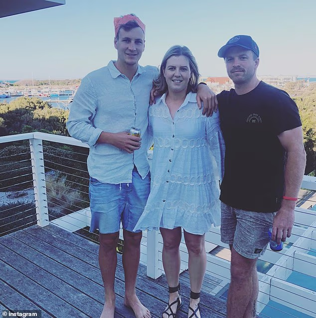 Jaryd je na slici desno sa svojim bratom Jordanom, zvijezdom AFL-a, i sestrom Chloe