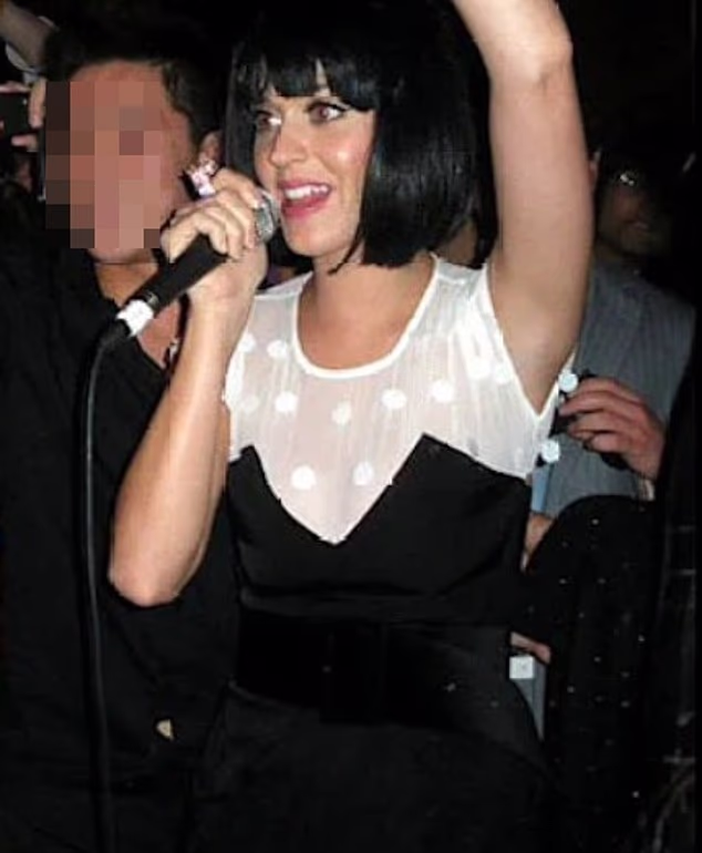 Perry oštro negira optužbe, a sada ponovno objavljena snimka pokazuje pop zvijezdu kako ide na svečanost u srednjoj školi (na slici) kako bi iznenadila obožavatelje iste večeri