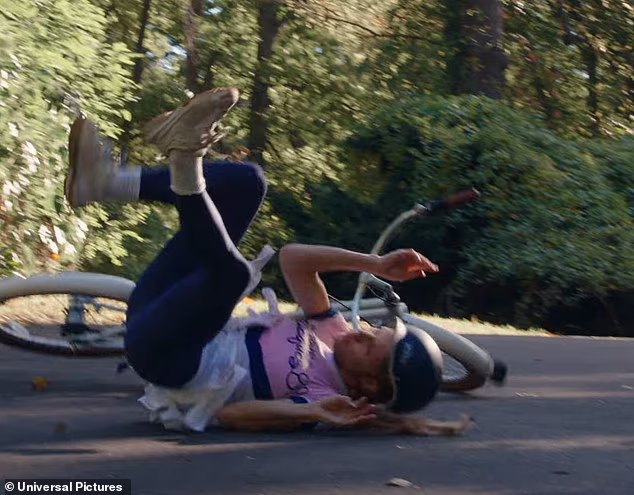 U jednoj sceni u kojoj bi trebala pasti s bicikla, čini se da je na njezinom mjestu dubler