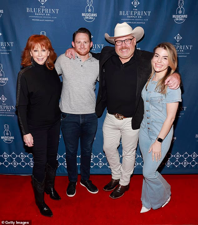 Par se upoznao 2014. na Tinderu, ali nisu počeli izlaziti sve do dvije godine kasnije, prema Peopleu; (L–R) McEntire, Shelby, Shane Tarleton i Marissa slikani su u Nashvilleu u svibnju 2024.