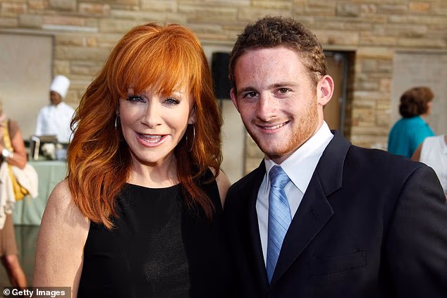 Blackstock je otkrio posebno izvezenu kapu s Mickeyjevim ušima i sippy kroj s markom Disney u znak sjećanja na nadolazeće rođenje njegova sina; slikano s McEntireom 2011. u Nashvilleu