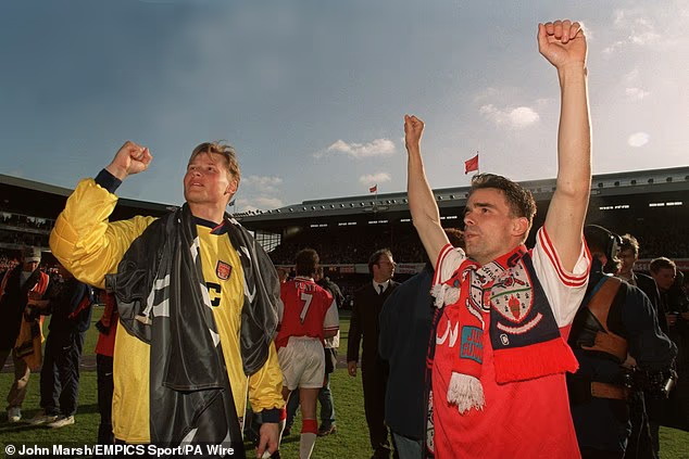 Iako ga je njegovih sedam nastupa u Premier ligi stavilo malo ispod praga za medalju, Arsenal je lobirao da mu se oda priznanje za njegov značajan doprinos njihovom osvajanju Dvostruke pobjede - uspješno