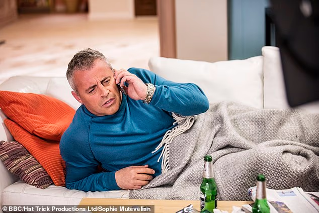 Međutim, ponovno je postigao uspjeh u sitcomu glumeći fikcionaliziranu verziju sebe u Epizodama, koje je sukreirao David Crane, koji je također sukreirao Prijatelje