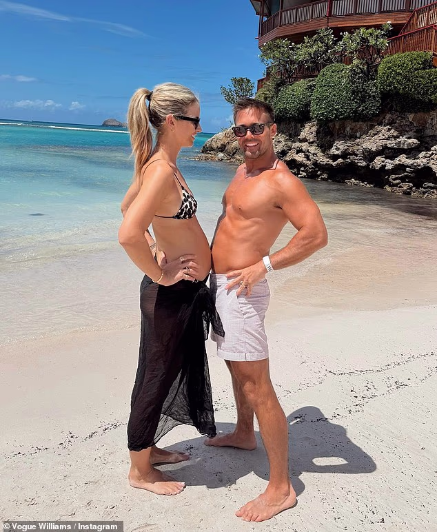 Voditeljica i njezin partner radosnu su vijest podijelili s obožavateljima na Instagramu u četvrtak tijekom obiteljskog izleta u St.