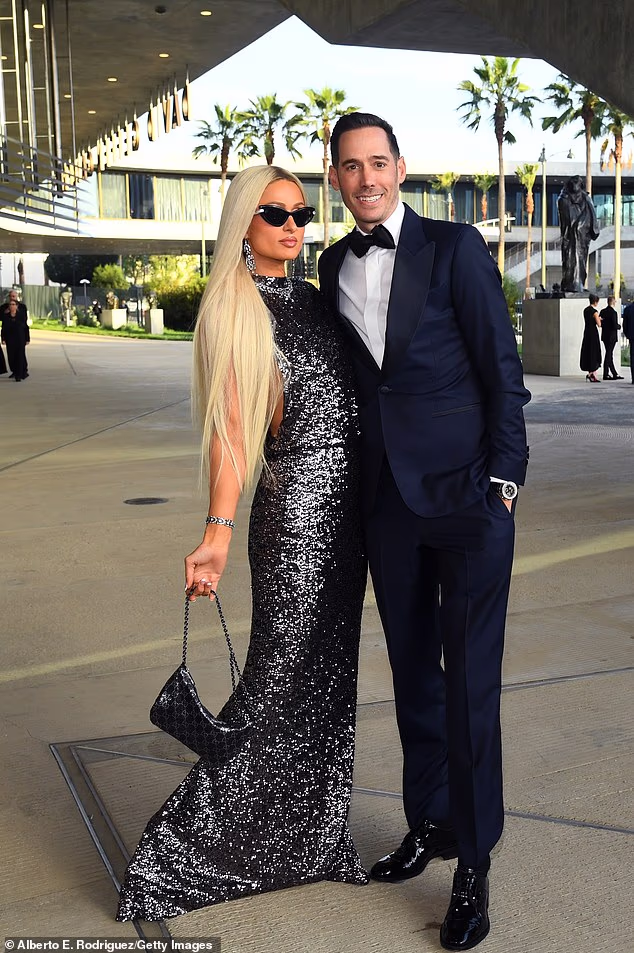 45-godišnja reality TV ikona uživala je u 'večernji spoj' sa svojim suprugom Carterom Reumom, koji je za umjetničke svečanosti odjenuo klasični smoking