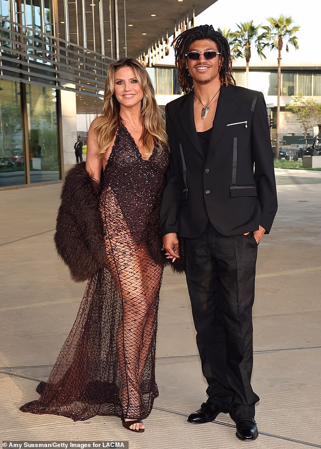 52-godišnja voditeljica dobitnica Emmyja povela je sa sobom svog 20-godišnjeg sina modela Henryja Samuela, koji ju je nadvio u crnom odijelu preko majice bez rukava