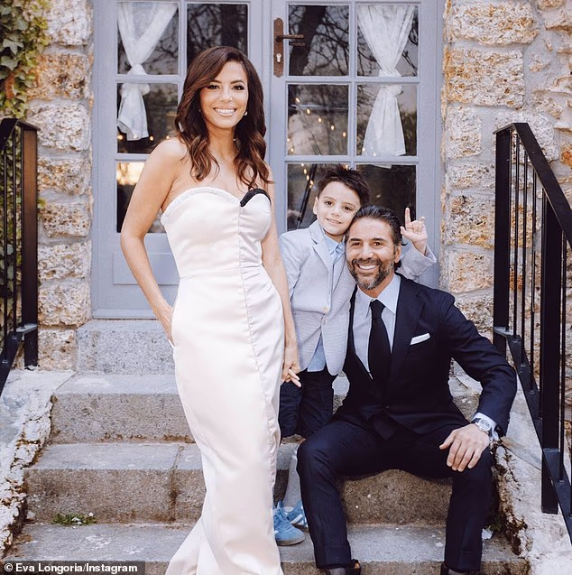 LACMA je romantično mjesto za Teksašanku devete generacije, koja je ondje 2013. upoznala svog trećeg supruga Joséa Bastóna, a ponosni su roditelji sedmogodišnjeg sina Santiaga (na slici 2025.)