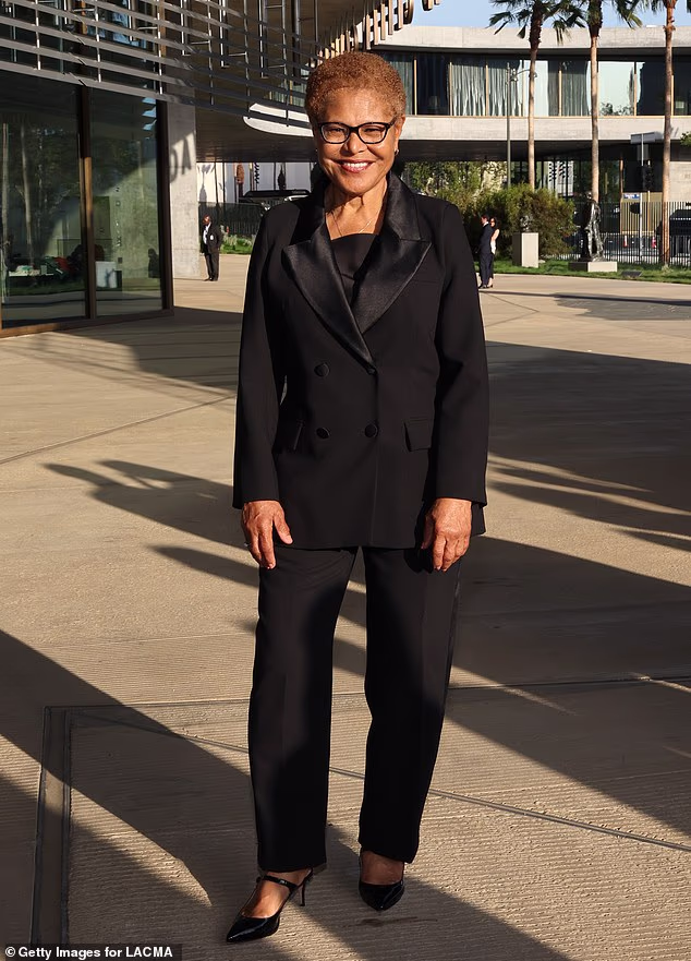 Gradonačelnica LA-a Karen Bass - koja je upravo predložila novi plan od 14 točaka za rješavanje klimatskih promjena - nosila je štiklu s remenčićima u potpuno crnom odijelu s hlačama