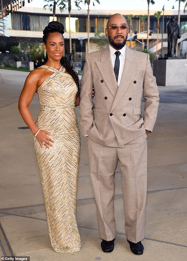 R&B pjevačica Alicia Keys imala je složenu podignutu kosu uz haljinu s halterima sa zlatnim pjegama dok je njezin suprug Swizz Beatz izgledao dotjerano u smeđem odijelu s dvorednim kopčanjem