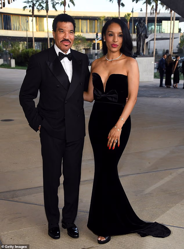 Stvari su još uvijek napete između suca American Idola Lionela Richieja i njegove švicarske djevojke s kojom je s njim 12 godina, Lise Parigi, koja je izgledala glamurozno u odjeći s crnom kravatom