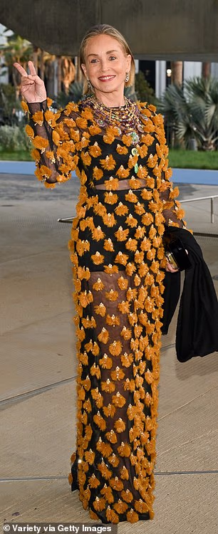 Glumica i slikarica Sharon Stone pokazala je svoj crni grudnjak i kratke hlače za dječake ispod prozirne ukrašene haljine koju je odabrao stilist Peiwen Wang