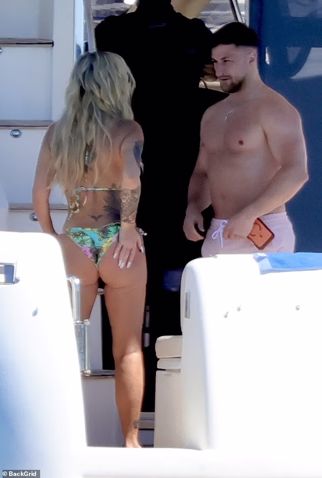 Hunky Paolo ostao je bez majice jer su primijećeni kako pakiraju dlanovnik nakon što je priznala da se u bolnici bojala za svoj život