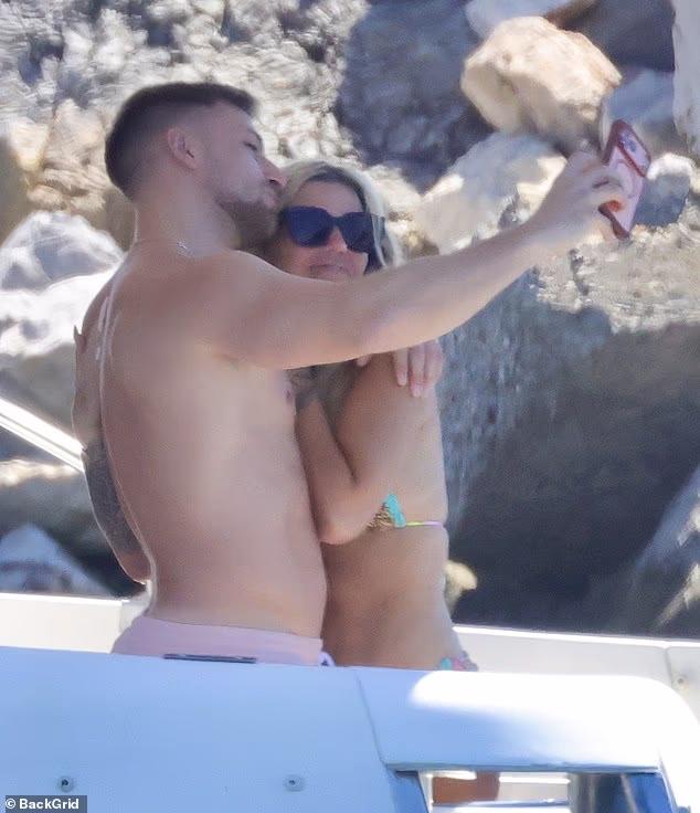 Zaljubljeni golupčići izgledali su sretniji nego ikad dok su se smjestili za kratko vrijeme