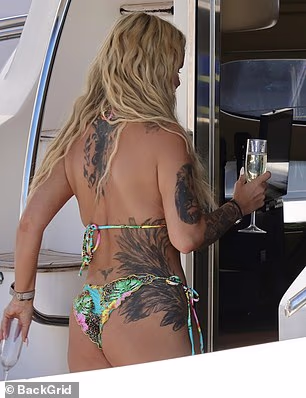 Kerry je izgledala senzacionalno dok je šetala palubom