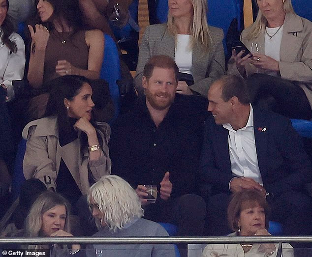 Princ Harry i Meghan razgovaraju s izvršnim direktorom australskog ragbija Philom Waughom dok prisustvuju Waratah Super Rugby okršaju u petak navečer na stadionu Allianz