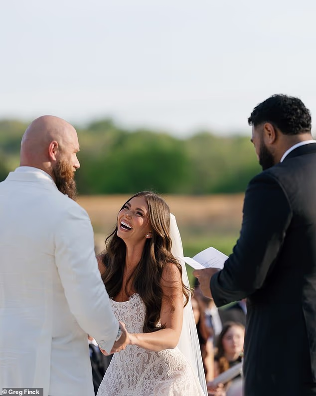 Mailata se može vidjeti kako čita ceremoniju dok je par izmjenjivao zavjete