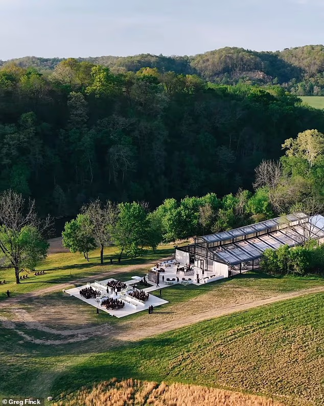 Snimke mjesta održavanja iz zraka pokazuju zadivljujuću pozadinu i platformu na kojoj je bila ceremonija