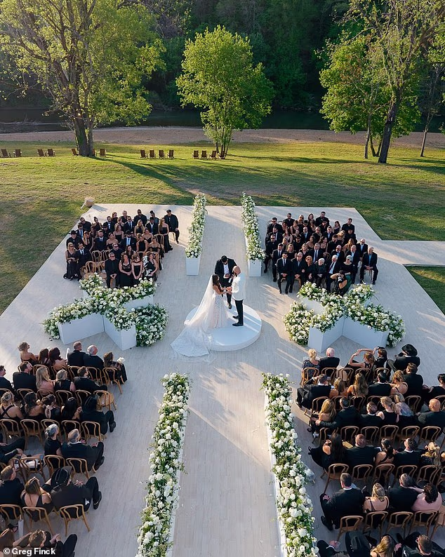 Ceremonija se održala na ekskluzivnom mjestu na otvorenom polju u blizini Nashvillea