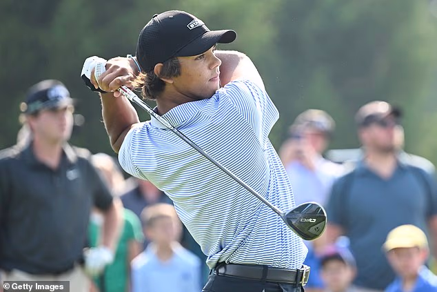 Tigerov sin, koji je junior u školi Benjamin, pao je na 57. mjesto na ljestvici s najboljim rezultatima - od 72 - nakon što je u prvoj i drugoj rundi pogodio 79 i 71, ostavljajući ga sa šest više za treće kolo.