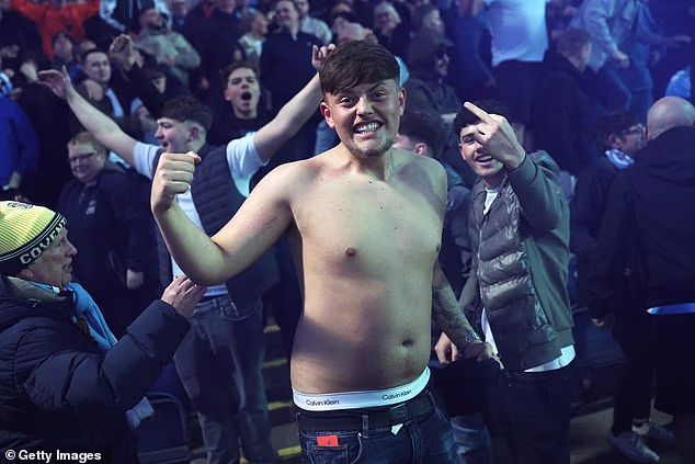 Blackburn ili Benidorm? Neke su se obožavateljice obukle u toplesu u hladnoj večeri Lancashirea, takvo je bilo oduševljenje