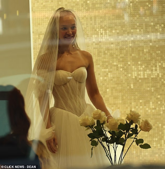 Gospođica Horner primijećena je kako isprobava vjenčanice ranije ovog mjeseca dok se pripremala za svoj veliki dan