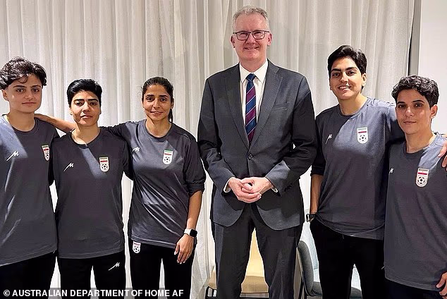 Pet članica iranske ženske nogometne reprezentacije s ministrom unutarnjih poslova Tonyjem Burkeom