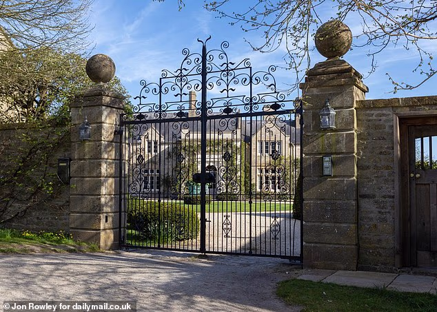 Par bi se trebao vjenčati u subotu u dvorcu Euridge u Wiltshireu, koji je prethodno bio u središtu svađe između svog vlasnika - modnog mogula Johna Robinsona - i susjeda koji su bili bijesni zbog bučnih vjenčanja koja su se održavala na tom mjestu.