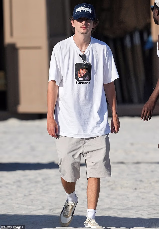 Ostao je ležeran obukavši bijelu košulju kratkih rukava kao i kratke kaki hlače i tamnoplavu kapu