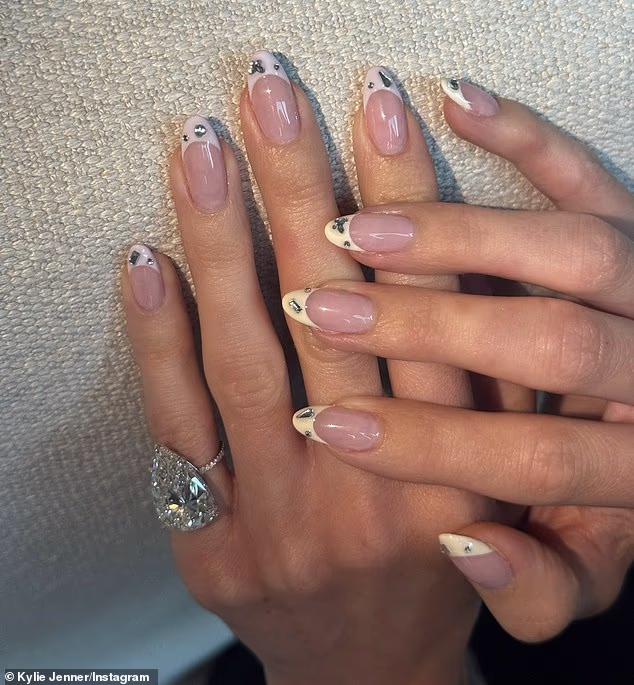 Još jedna slika snimljena je kako bi se dao pogled na njezine nokte, kao i blistavi dijamantni prsten na njezinoj lijevoj ruci