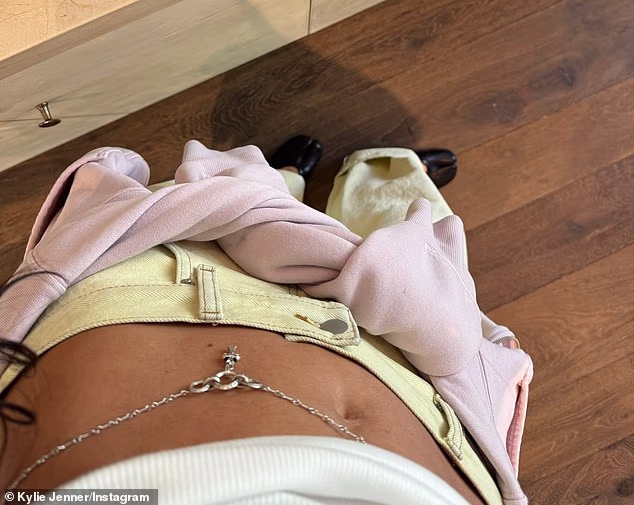 Nježan, srebrni lanac za tijelo također je bio omotan oko njezina struka za elegantan sjaj odjeće