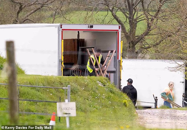 U petak se također tijekom dana moglo vidjeti više dostavnih vozila koja su dolazila i odlazila na privatno imanje