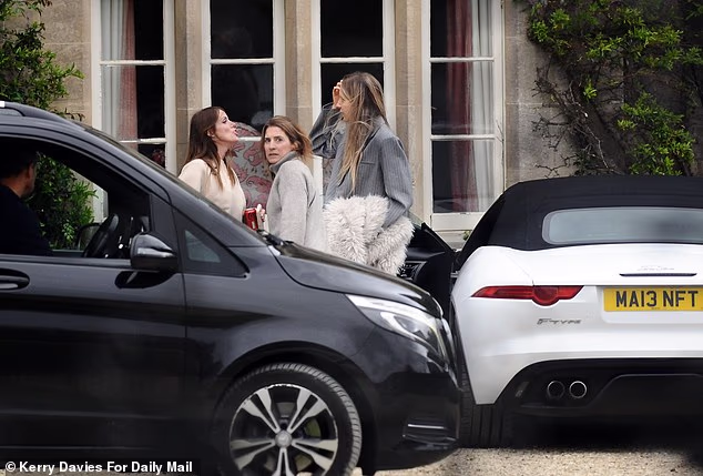 Rečeno je da su mjere sigurnosti stroge, a viđen je sportski automobil i zatamnjeni kombi kako stižu u petak, prije nego što su upućeni u zatvoreno područje dvorca