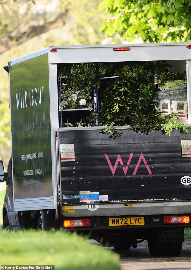 Snimke snimljene u subotu ujutro na farmi Euridge Manor u Cotswoldsu pokazuju bujnu aktivnost na idiličnoj lokaciji