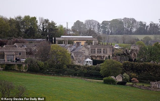 Richard Eden iz Daily Maila otkrio je da je Jack svojoj majci Hilary dao pravila odijevanja 'prije nekoliko tjedana' samo da bi ona saznala da njegove upute nisu točne