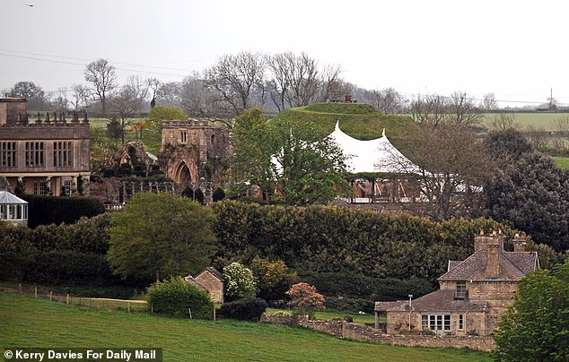Osamljeno privatno imanje ugostit će mnoštvo zvijezda visokog profila pozvanih da proslave veliki dan Jacka i Roxy