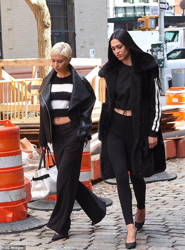 U međuvremenu, Amelia je modelirala dugi, crni kožni baloner koji je prebacila preko crnog topa i dodala torbicom sa životinjskim uzorkom