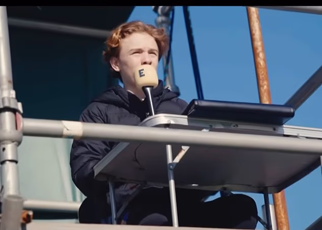 Frankie već radi kao komentator za East Kilbride, gdje je njegov otac pomoćnik menadžera