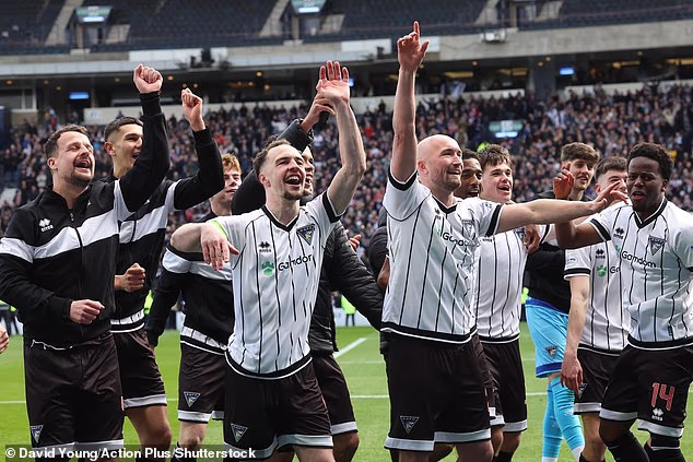 Igrači Dunfermlinea zabavljaju se sa svojim navijačima nakon što su stigli do finala na penale