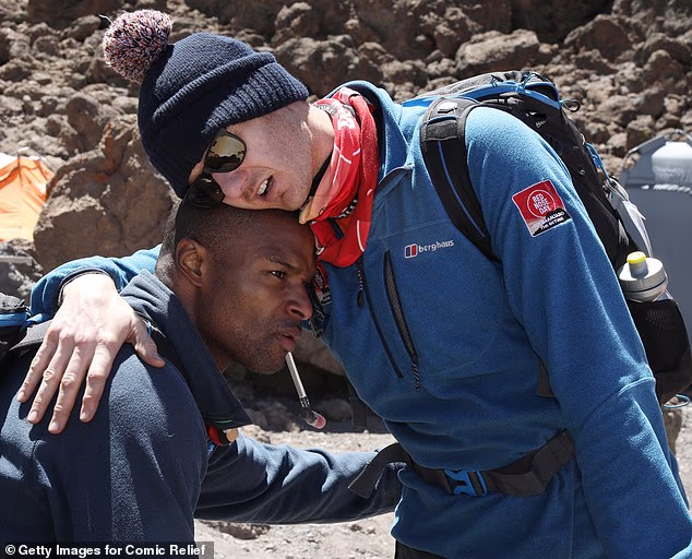 Dan Walker s Osi Umenjiorom tijekom penjanja na Kilimanjaro za Comic Relief u veljači 2019.