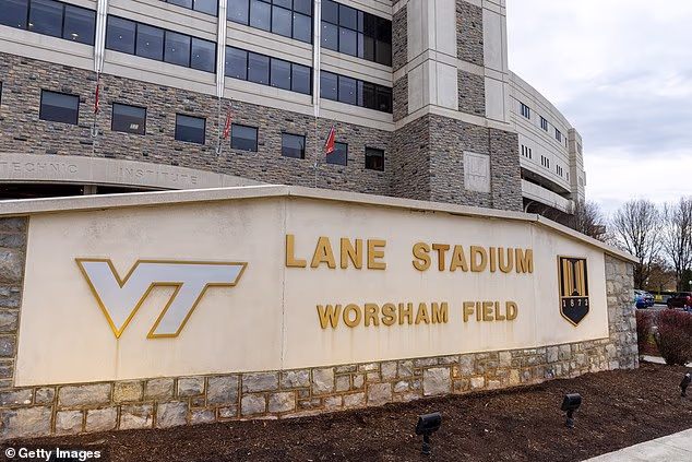 Tisuće navijača na stadionu Lane u šoku su gledale kako se čini da je padobran odletio u semafor prije proljetne utakmice Virginia Tech-a