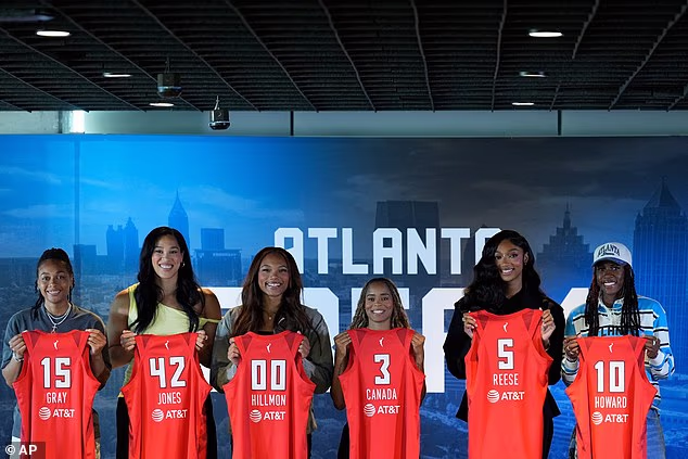 Allisha Gray, Brionna Jones, Naz Hillmon, Jordin Canada, Angel Reese i Rhyne Howard iz Atlanta Dreama drže svoje dresove
