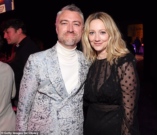 Sjetila se da nije imala dovoljno novca da plati sobaru jer je 'bila tako švorc' i nazvala je svog bliskog prijatelja Seana Gunna putem govornice u predvorju hotela; Greer i Gunn viđeni 2023. u Hollywoodu