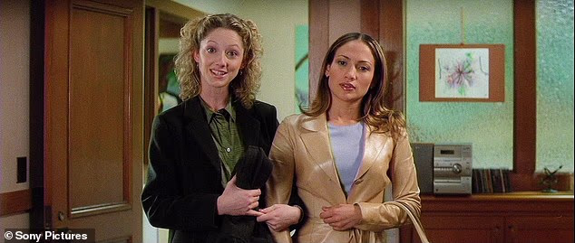 Film je dodatno angažirao Jennifer Lopez u jednoj od glavnih uloga, a projekt je zaradio gotovo 95 milijuna dolara na kino blagajnama nakon puštanja u kina prije 25 godina