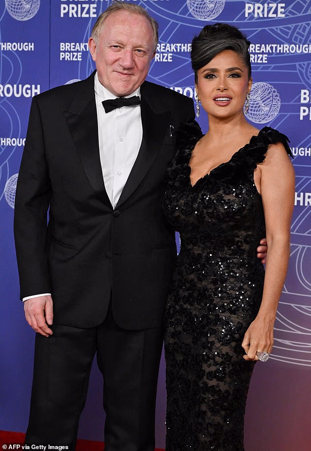 Zvijezdu je pratio suprug Francois-Henri Pinault koji je za ovu priliku bio odjeven u klasično crno odijelo te bijelu košulju i crnu leptir mašnu