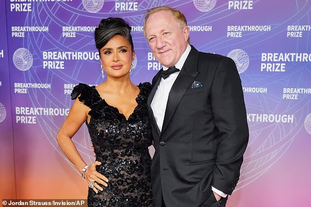 Hayek je zabljesnula veselim osmijehom dok je pokazivala svoju odjeću po dolasku na proslavu