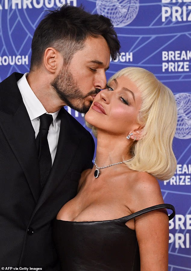 Rutler je obukao klasično crno odijelo, a kasnije je viđen kako u slatkom trenutku nježno ljubi pjevačev obraz