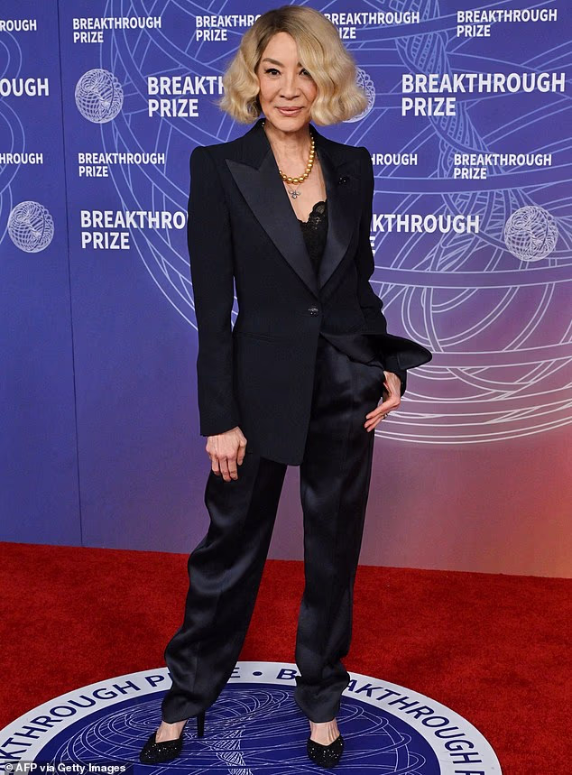 Michelle Yeoh primijećena je kako nosi par crnih satenskih hlača, kao i crni blejzer i čipkani top ispod